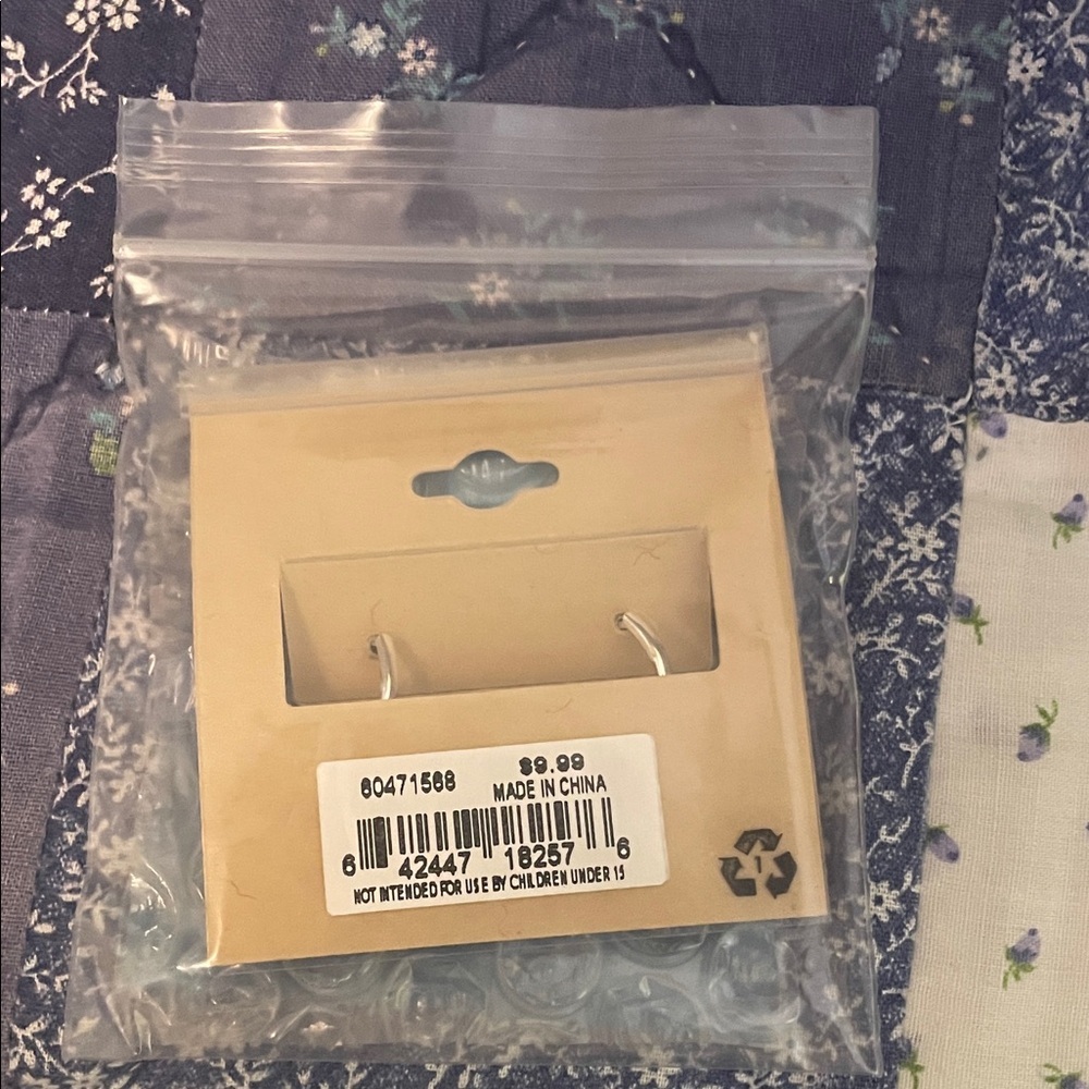 ❤️PET FRIENDS Silver and Black Paw Print Earrings - Picture 4 of 4